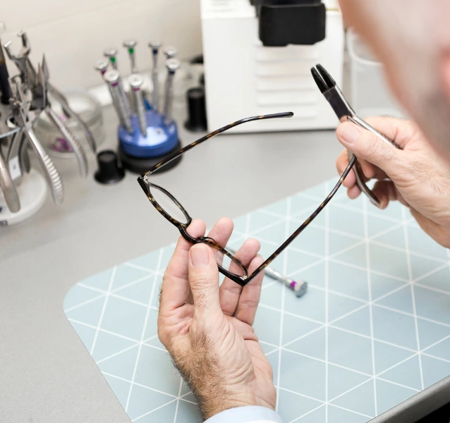 Découpage de vers à lunettes, Opticalia Comptoir Vision